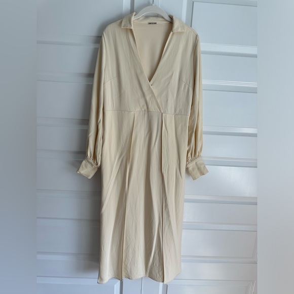Alexis Ivory Shey Satin Side Slits Crepe Style V-Neckline Dress size S - Picture 6 of 11